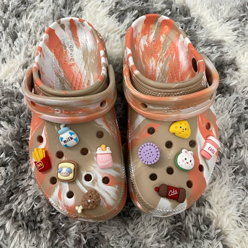 CROCS platform marbled chai clog w6